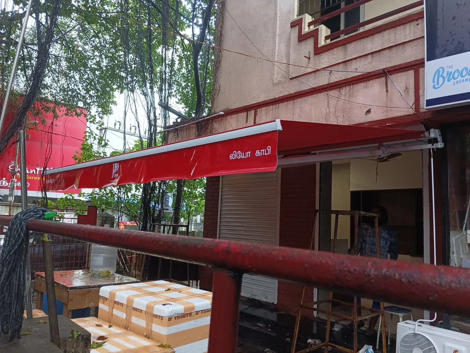 Brand name and customized Retractable Awnings for a shop front image