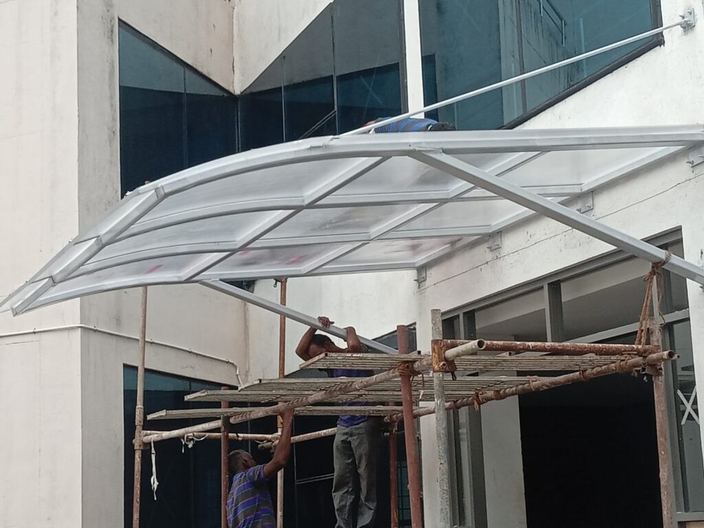 Polycarbonate roof for commercial building entrance